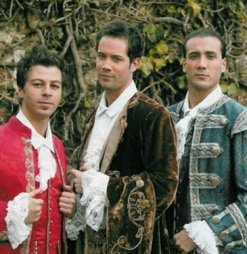 3 beaux jeunes hommes